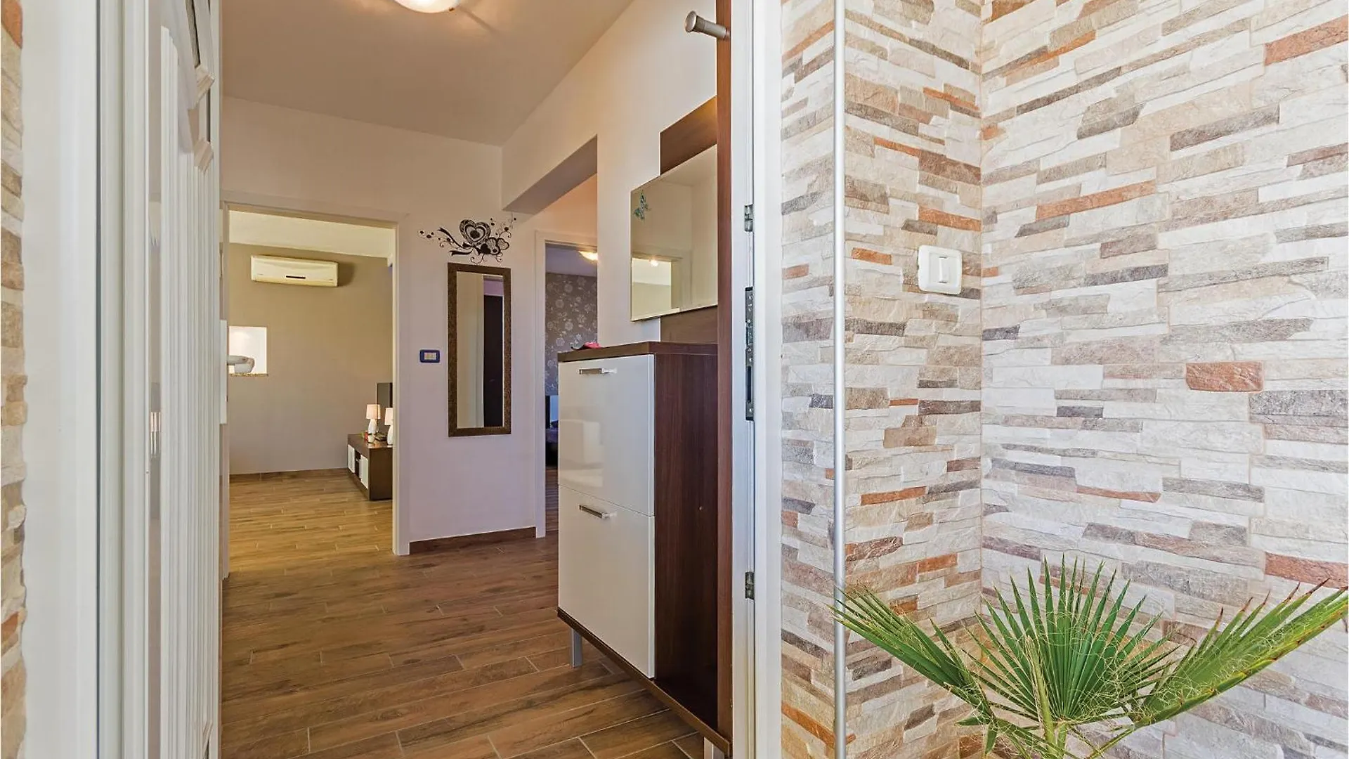 4 Bedroom Beautiful Home In Pula Holiday home